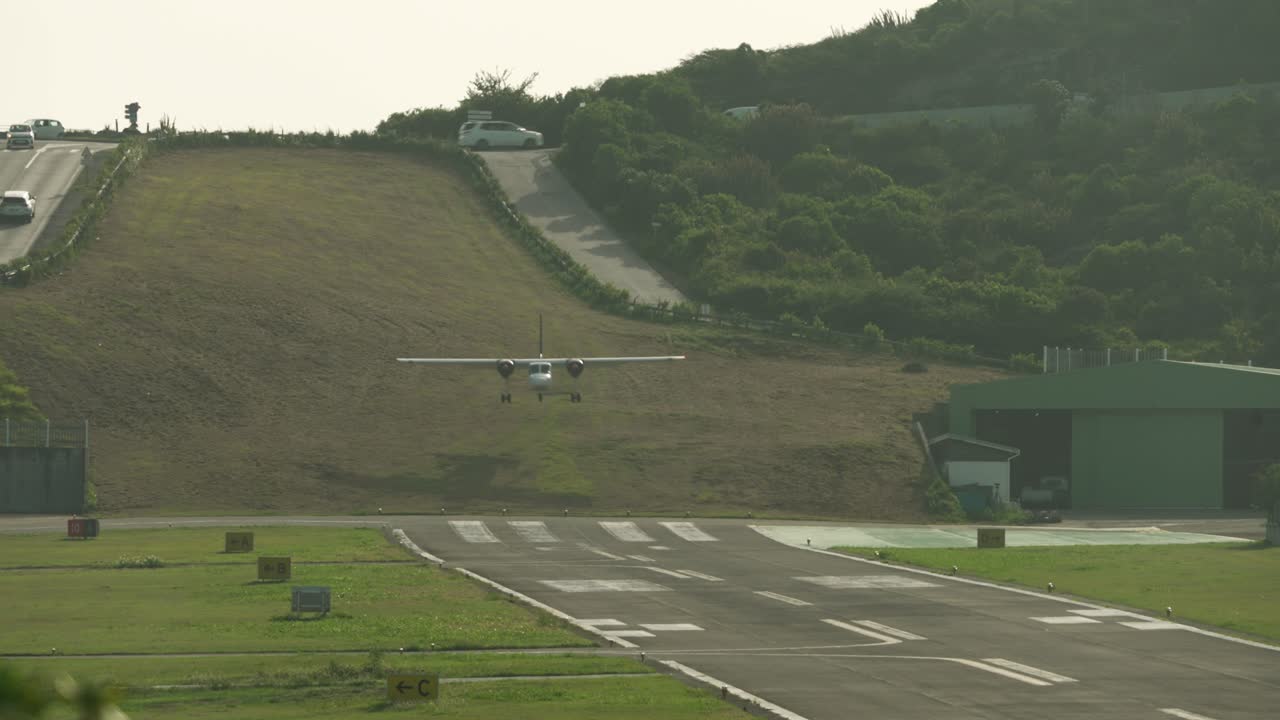 세인트 마틴의 세인트 바르텔레미 섬에 착륙하는 비행기의 사진