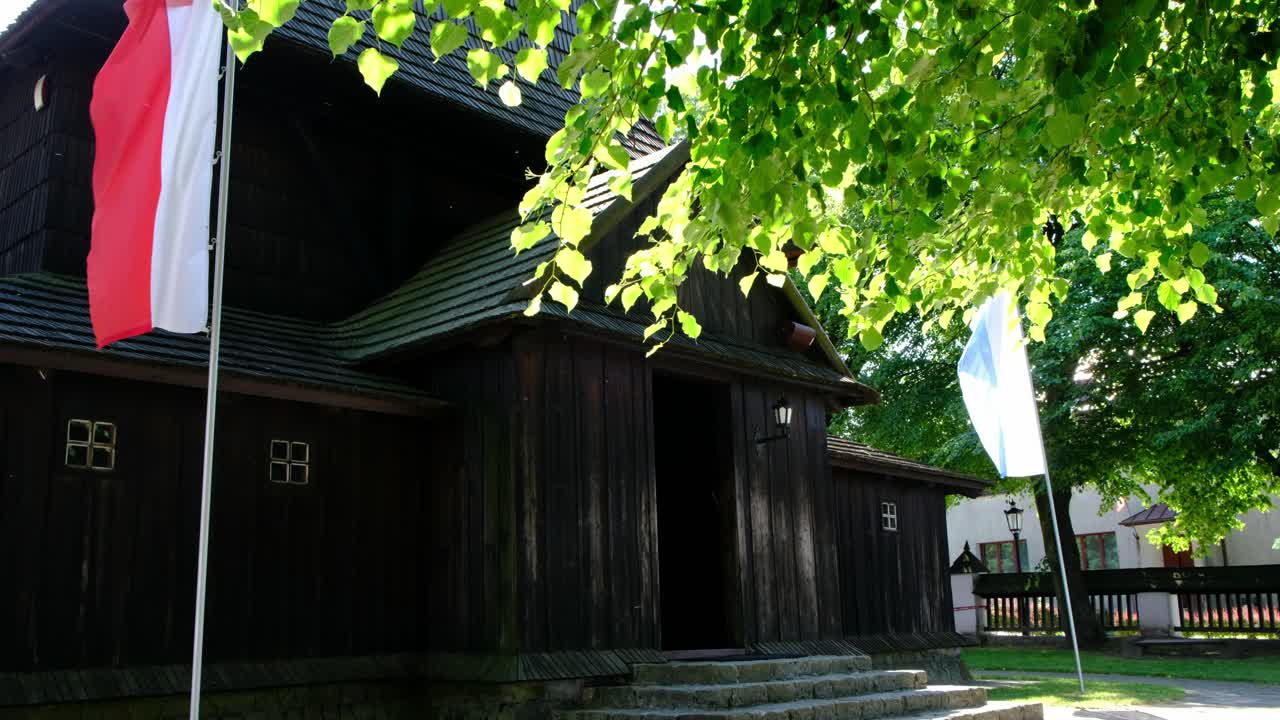 세인트에 유명한 나무 폴란드어 교회 외부 날개에 비행하는 폴란드어 플래그