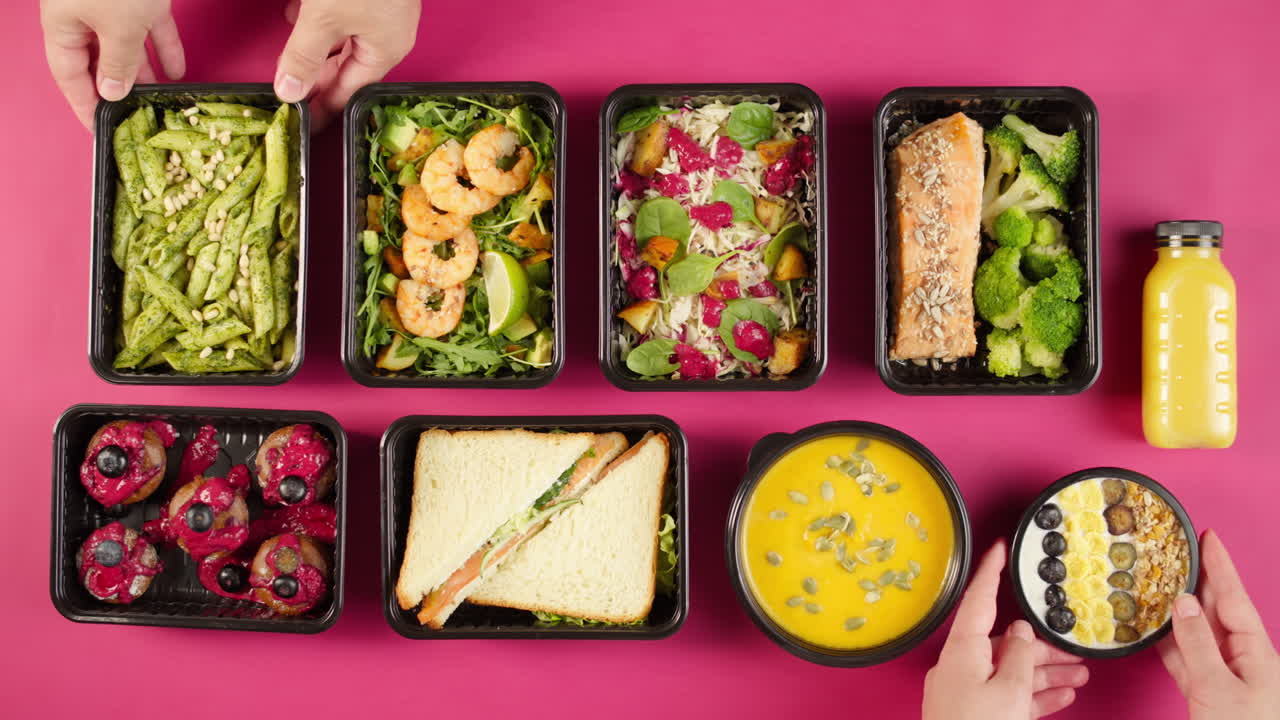 Surtido de platos de comida saludable preparada sobre fondo rosa