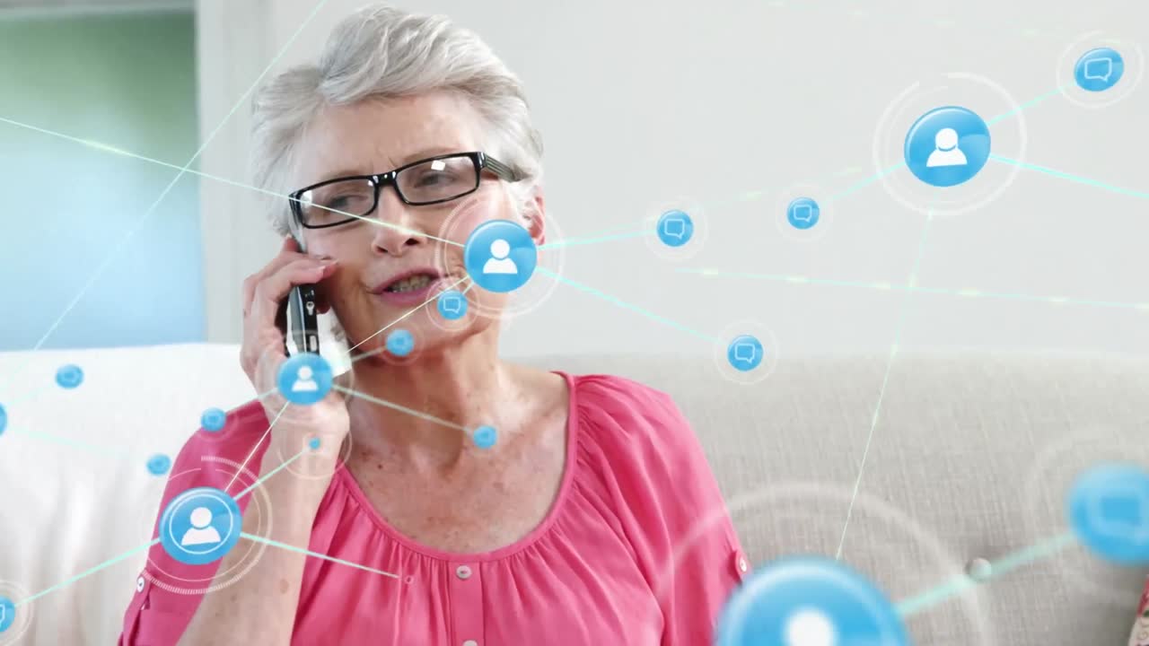 Animazione di una donna anziana caucasica che parla al smartphone su una rete di connessioni con icone.