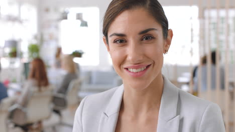 mujer, feliz y cara corporativa trabajando