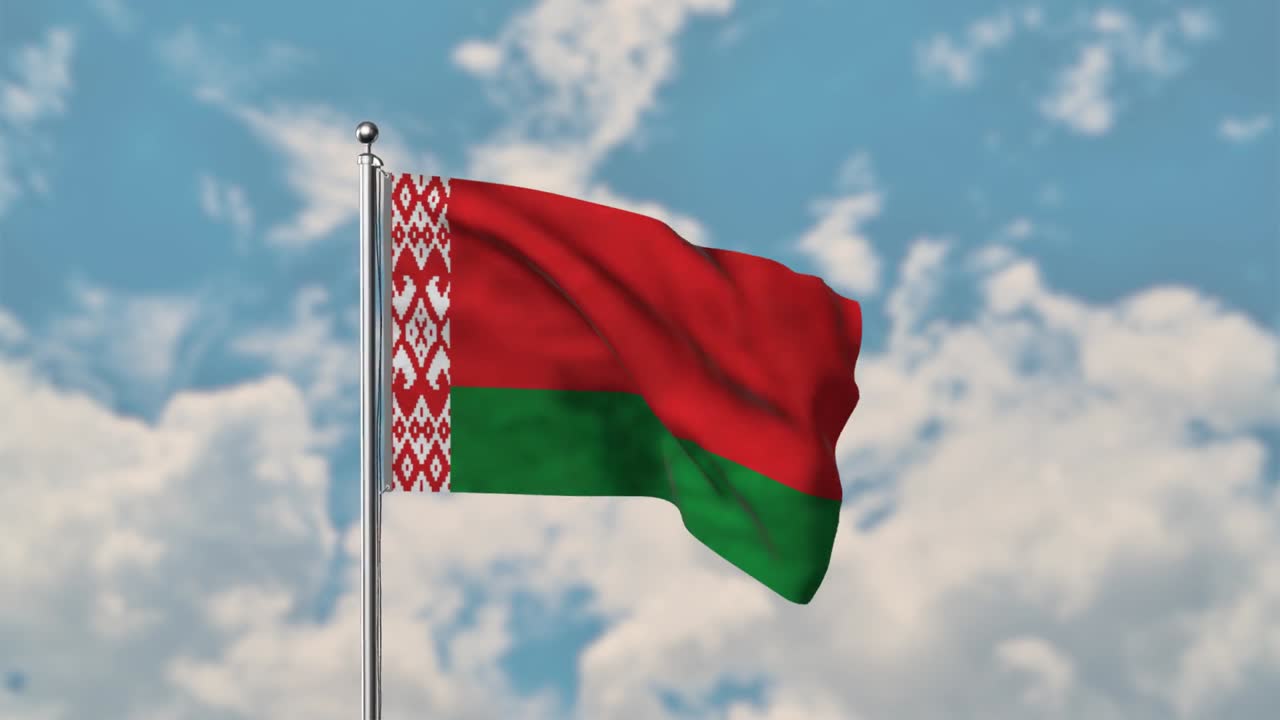 Bandiera della Bielorussia che sventola nel cielo blu, video 4k realistico