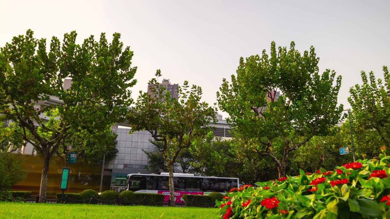 hora do dia estação de ônibus de xangai parque trânsito estrada panorama 4k timelapse china