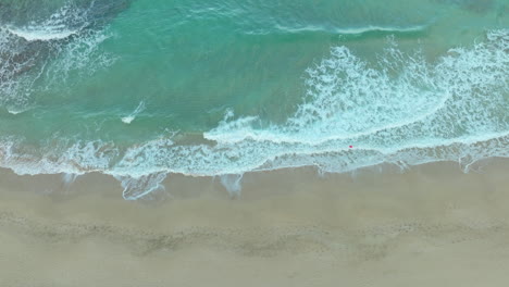 Olas-Sedosas-Se-Enjuagan-En-La-Playa,-Vista-Aérea-Hacia-Abajo