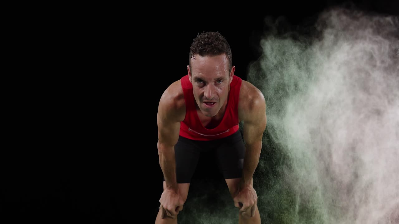 animación de polvos coloridos sobre un atleta masculino en reposo