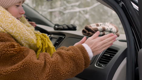 Seitenansicht-Eines-Mädchens,-Das-Auf-Dem-Beifahrersitz-Im-Auto-Sitzt