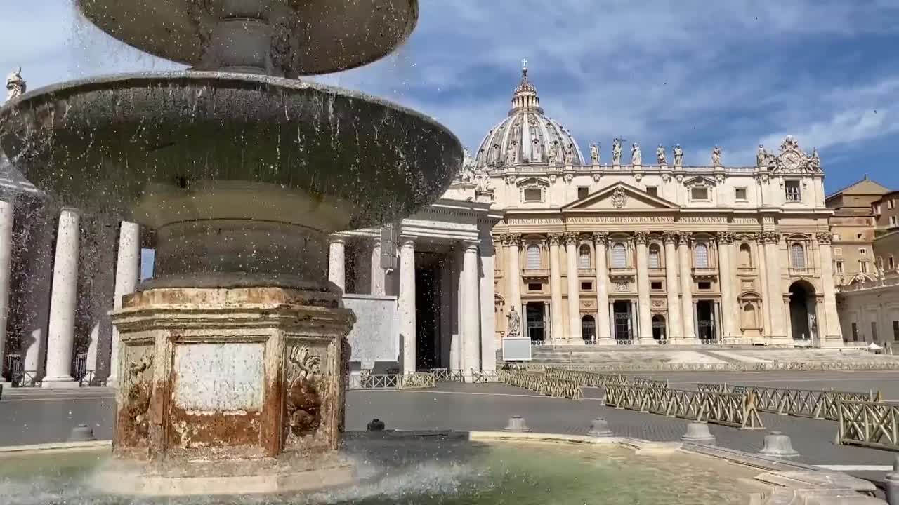 이탈리아의 세인트 피터스 광장 (st. peter's square) 에 있는 분수 (fountain) 의 영화 영상