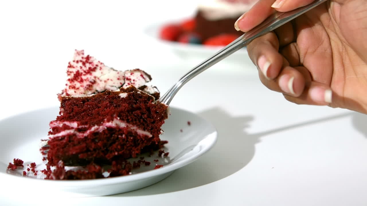 frau nimmt ein stück kuchen