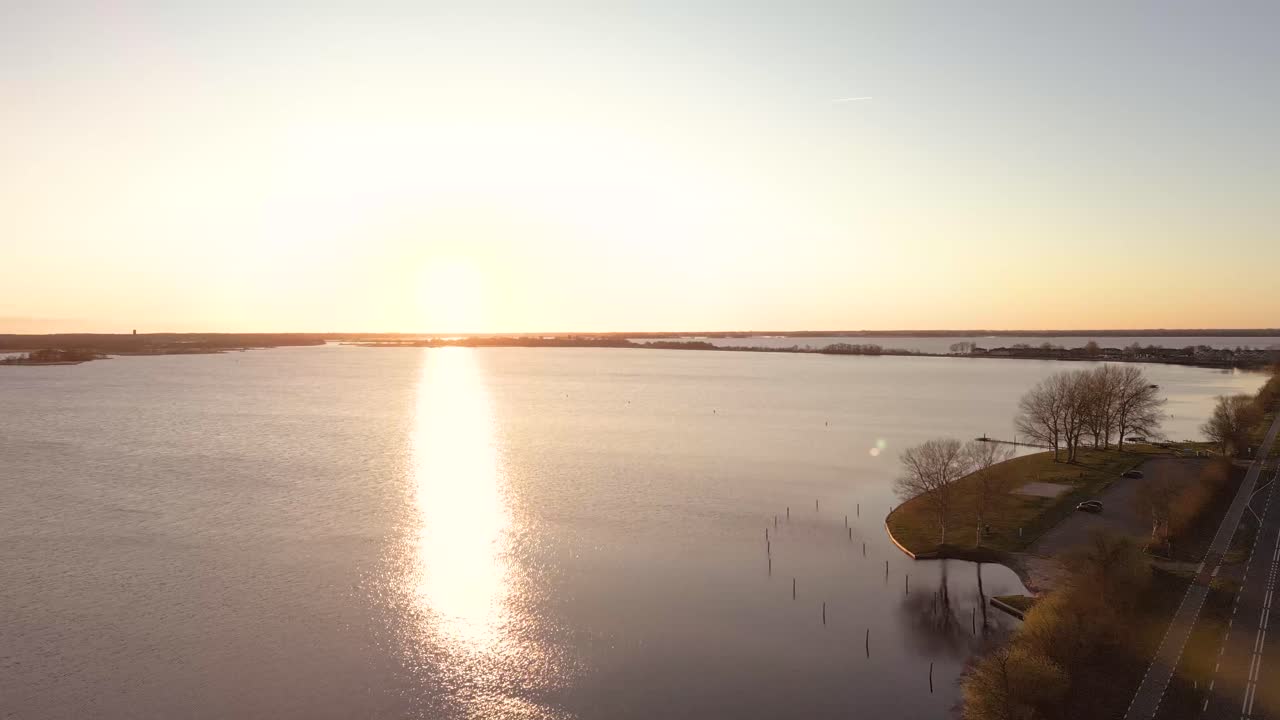 조용 한 호수 위 에 해 가 지는 것