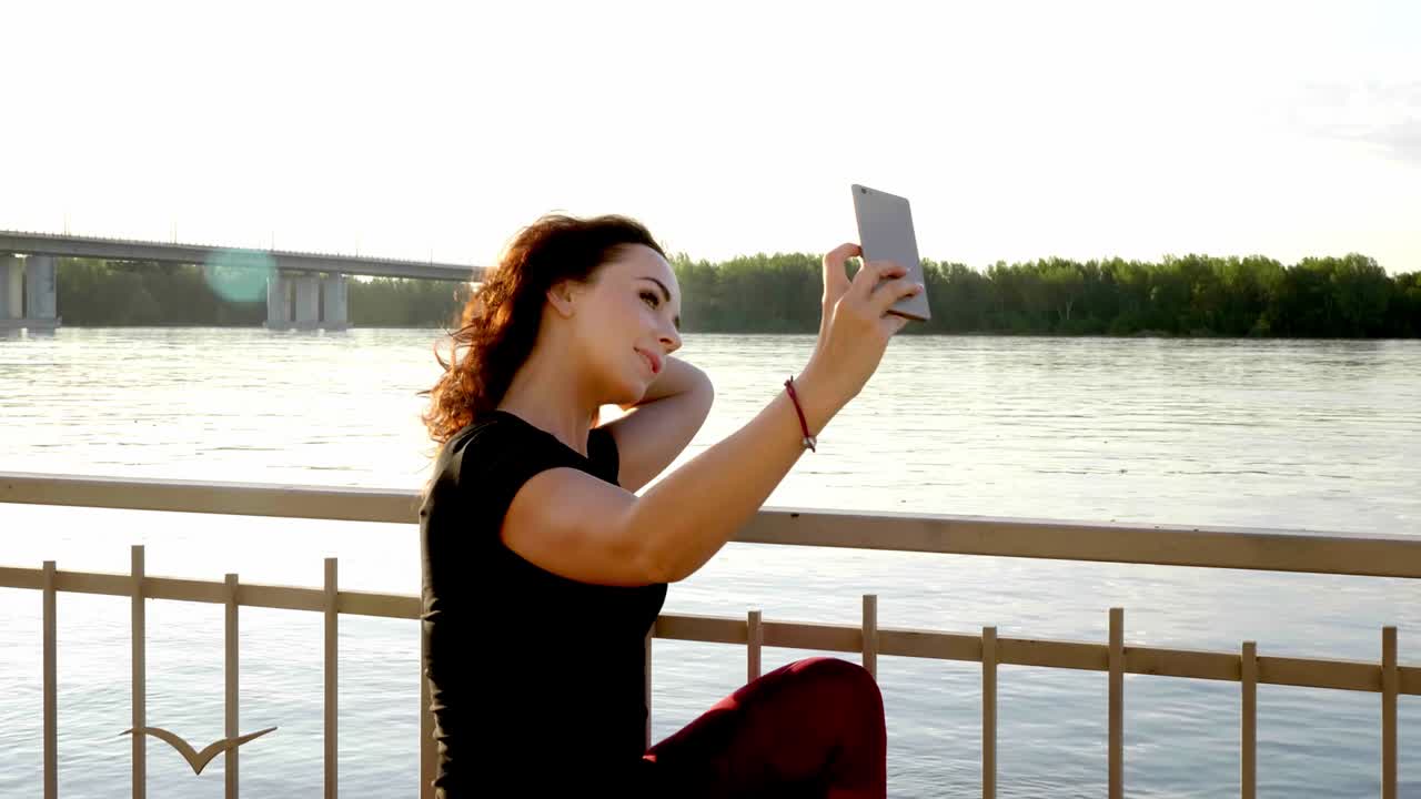 Sommarstrandsemester tjej som tar roliga mobilselfie-foton med smartphone.