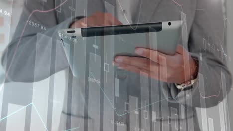 animación de múltiples gráficos con números cambiantes, sección media hombre caucásico usando tableta digital
