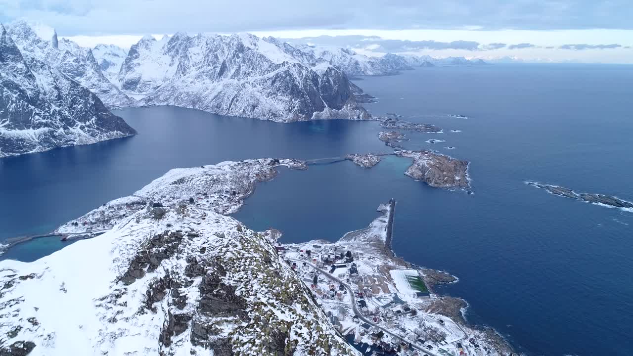 조감도는 노르웨이 1의 눈 덮인 로포텐 섬을 보여줍니다.