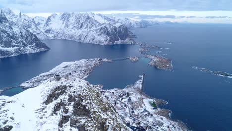 una vista aérea muestra las islas lofoten cubiertas de nieve de noruega 1