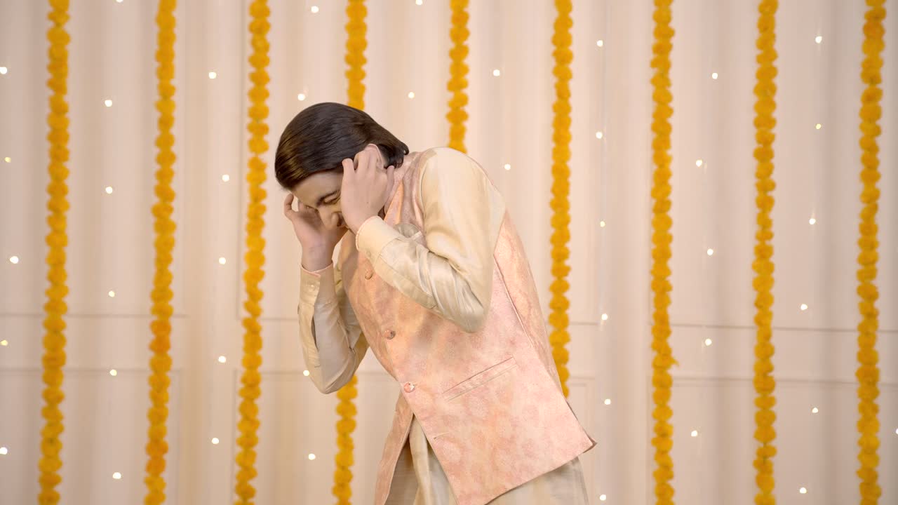 Uomo indiano che aspetta che un petardo scoppi a Diwali