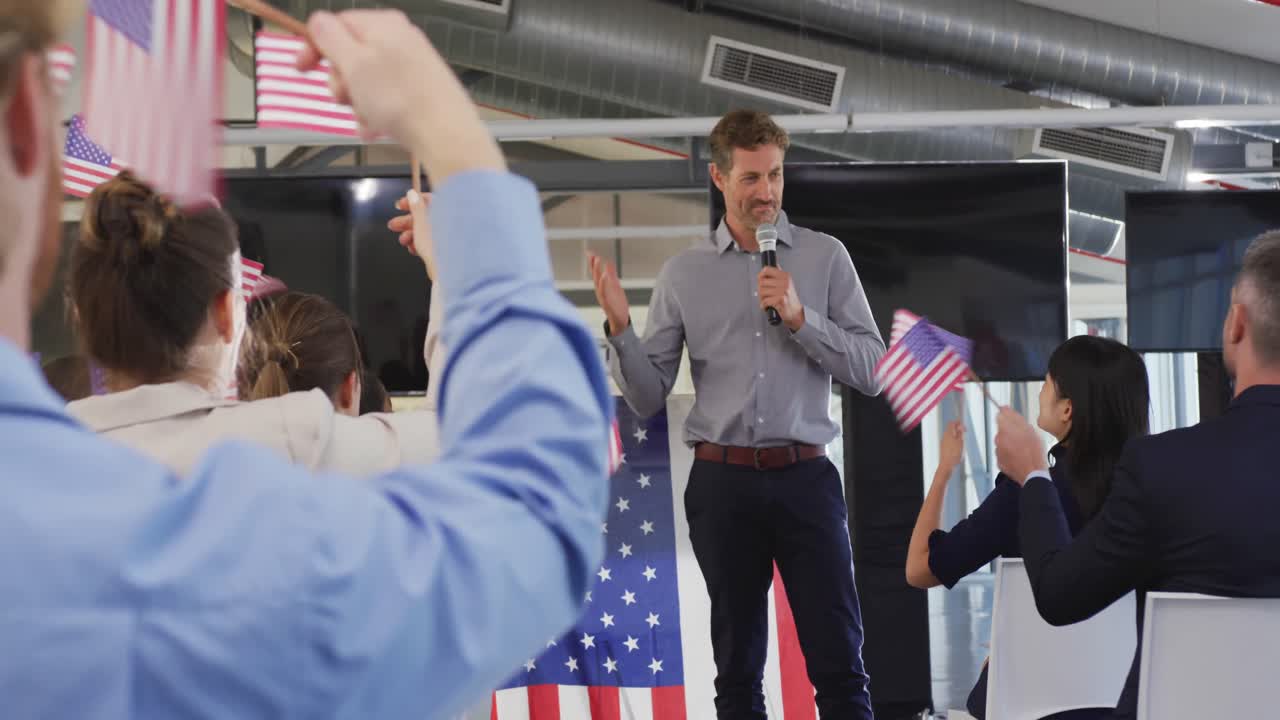 정치 대회 의 남자 연설자 와 청중