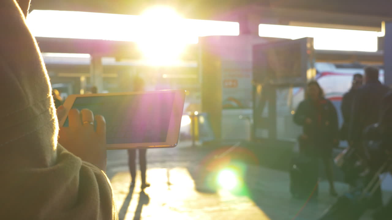 태블릿 pc 를 가지고 일 하는 역 의 소녀