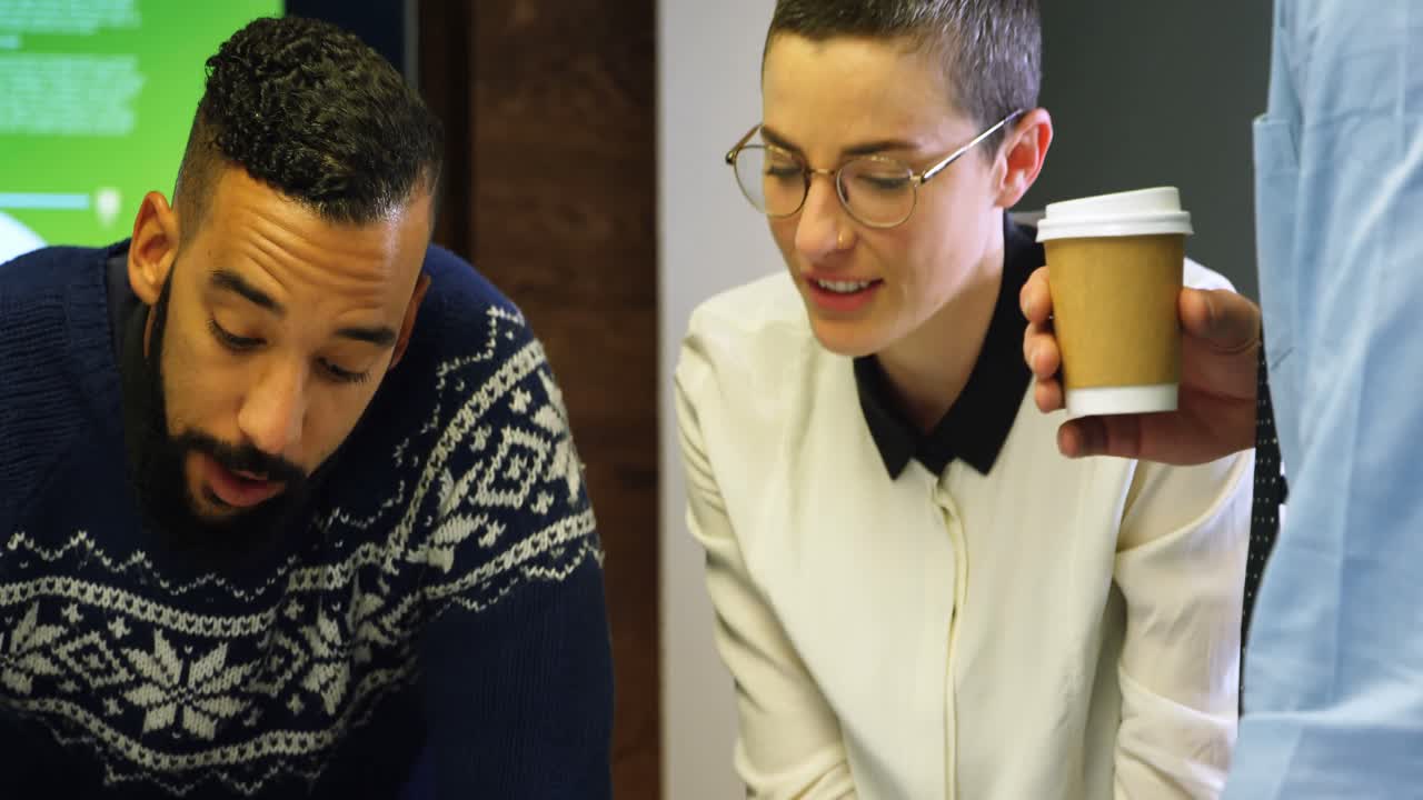 ejecutivos discutiendo sobre documentos en la sala de conferencias 4k