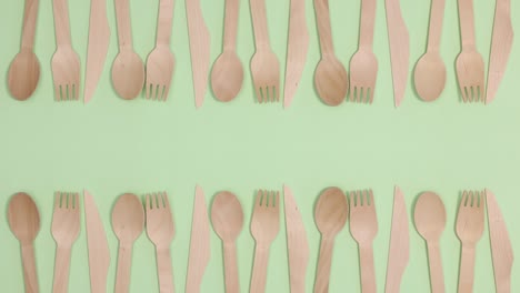 utensilios de comida ecológicos y sin residuos hechos de madera de bambú en dos lados de tema verde.