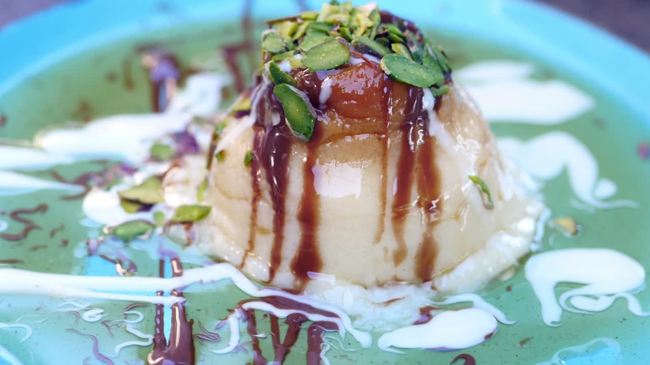 피스타치오, 초콜릿 및  소스와 함께 터키 디저트