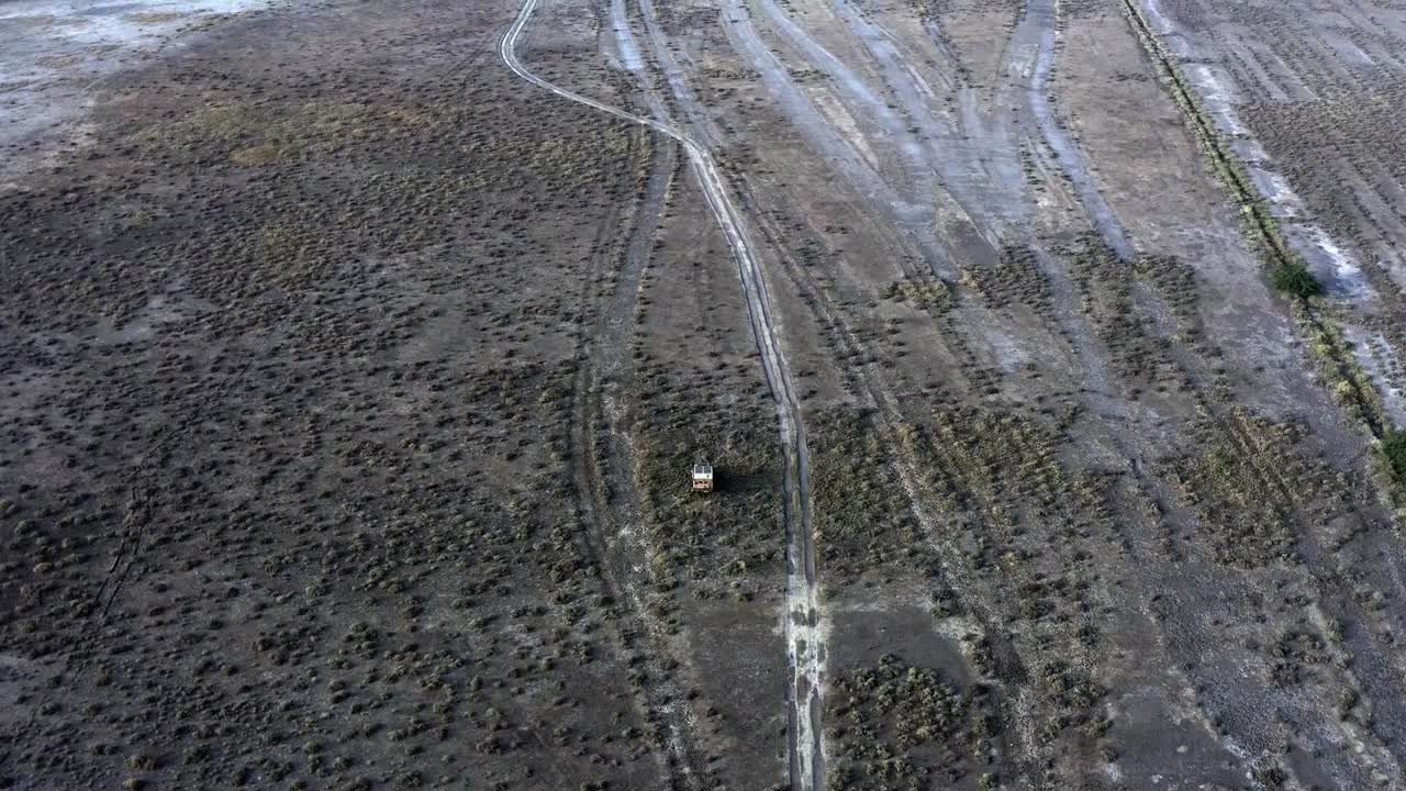 인도 구자라트 주 쿠치의 사막 지역에서 4x4 이수즈 v 크로스 캠퍼 밴을 타고 오버랜딩