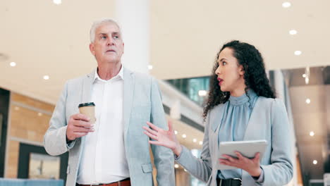 Gente-De-Negocios,-Tableta-Y-Hablando-En-La-Oficina