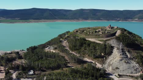 vista aérea del pueblo abandonado de tiermas por el embalse de yesa en españa