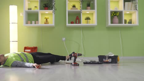 un accidente de trabajo. el reparador eléctrico se desmayó.