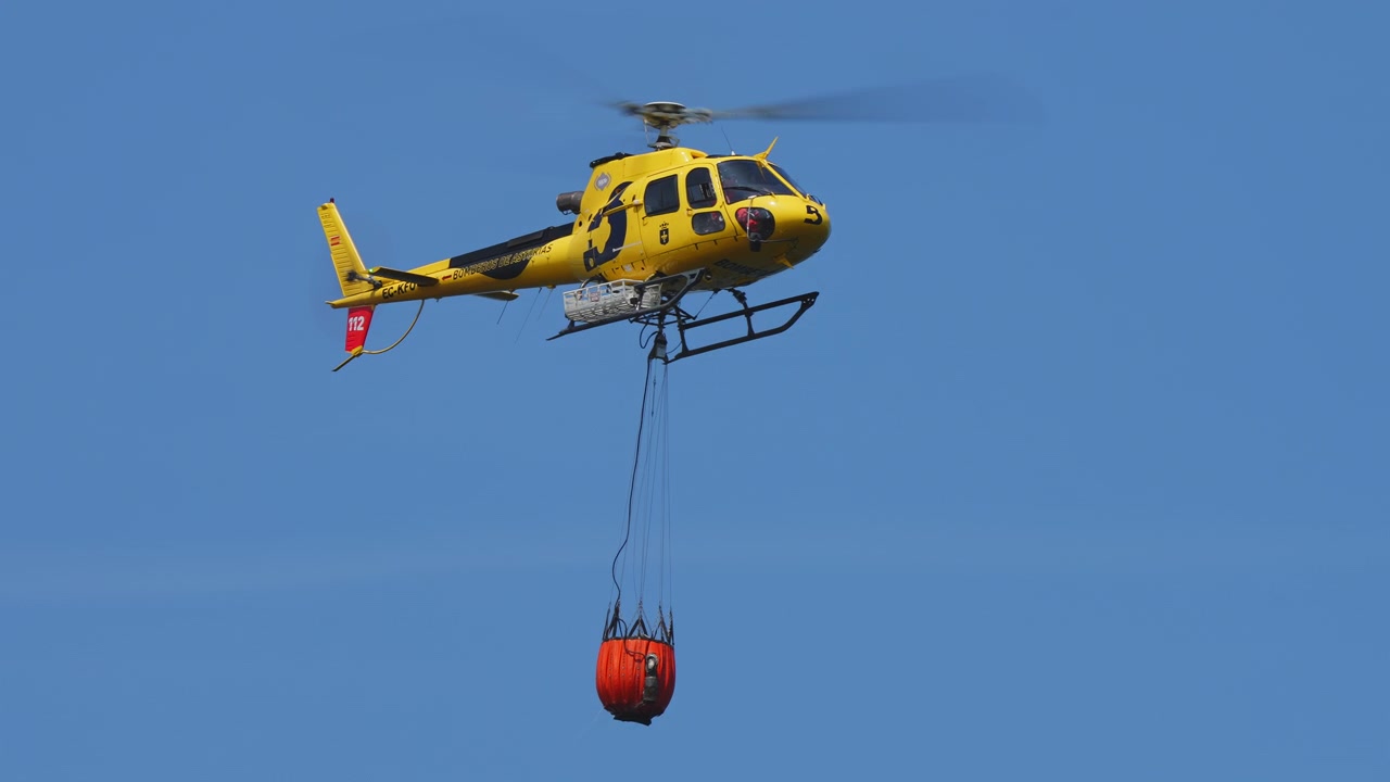 Blushelikopter van Bomberos de Asturias met bambi bucket