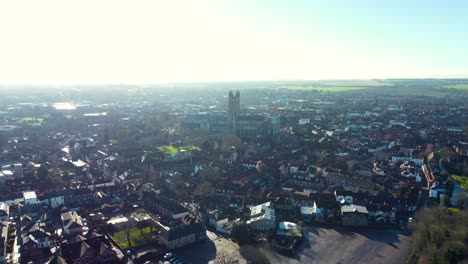 Drohnenaufnahmen,-Die-Sich-In-Großer-Höhe-Auf-Die-Kathedrale-Von-Canterbury-Zubewegen