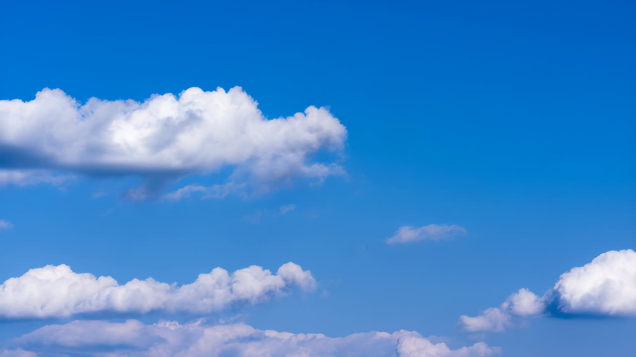 하 털이 많은 구름이 있는 파란 하늘