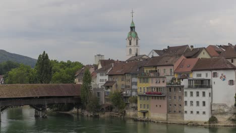 Timelapse-De-Un-Casco-Antiguo-Con-Un-Histórico-Puente-De-Madera-Que-Cruza-El-Río