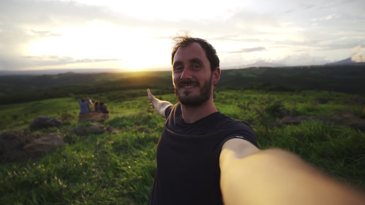 selfie de un joven caucásico celebrando sus vacaciones en un paraíso natural en costa rica centroamérica destino de viaje