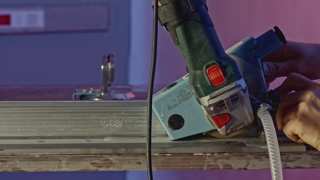 резка плитки с помощью мельницы