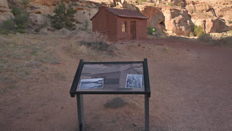 cabaña behunin - edificio del siglo xviii en el parque nacional capitol arrecife en el condado de wayne, utah, estados unidos