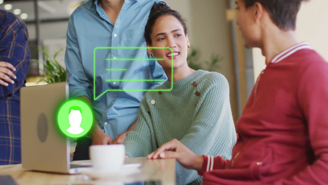 animación de burbuja de chat y icono de usuario sobre diversas personas que tienen conversación