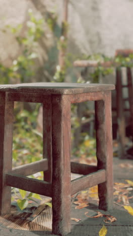 taburete de madera vintage en un entorno rústico al aire libre