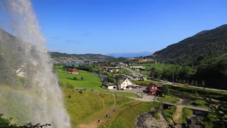 steinsdalsfossen es una cascada en el pueblo de steine en el municipio de kvam en el condado de hordaland, noruega. la cascada es uno de los sitios turísticos más visitados de noruega.