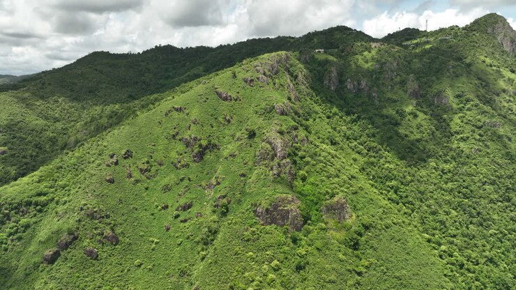 Montagna a Cayey, Porto Rico, in una giornata di sole con cielo azzurro: Tetas de Cayey ed El Cerro 2