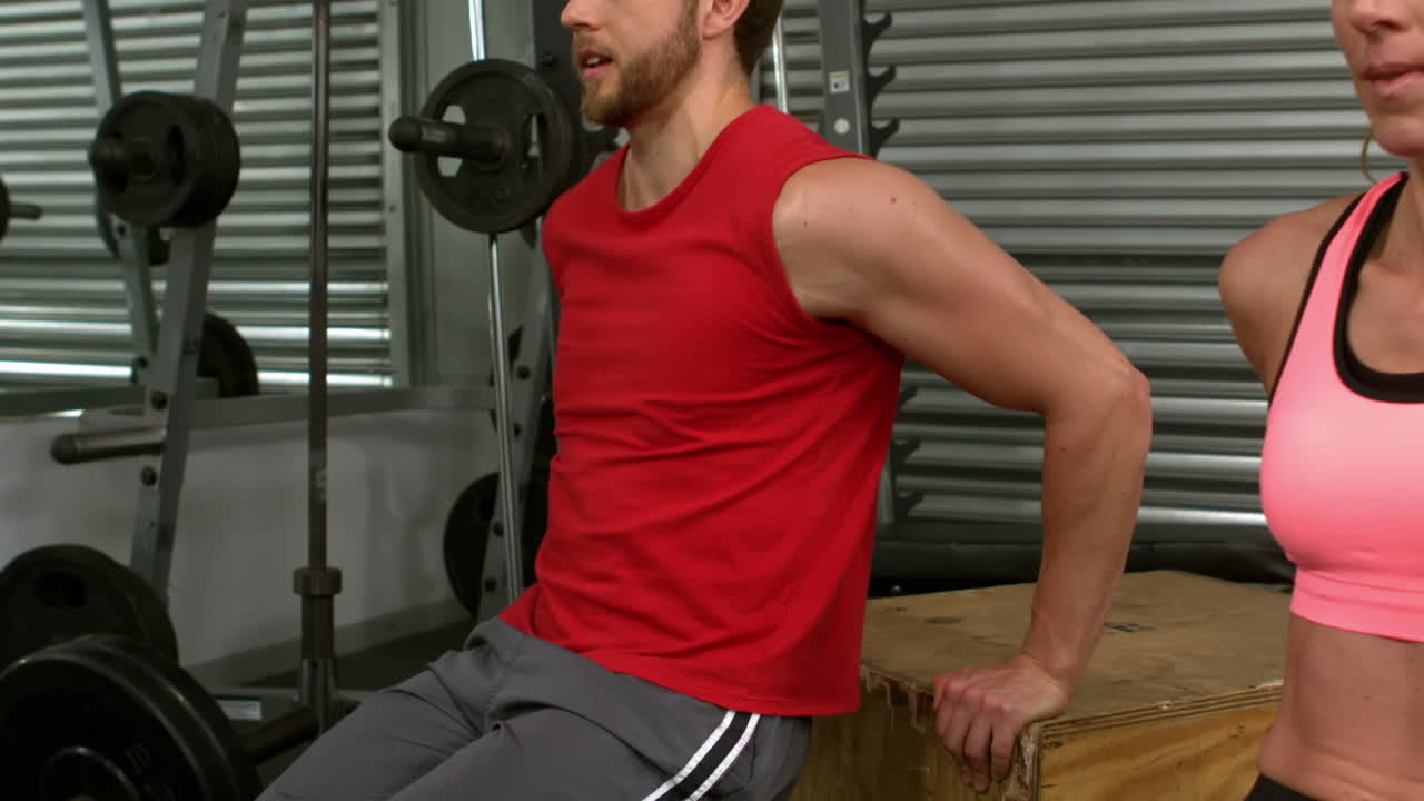 personas en forma haciendo ejercicio con caja