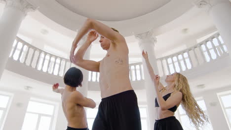 tres bailarines contemporáneos profesionales entrenando movimientos de baile en el estudio 4