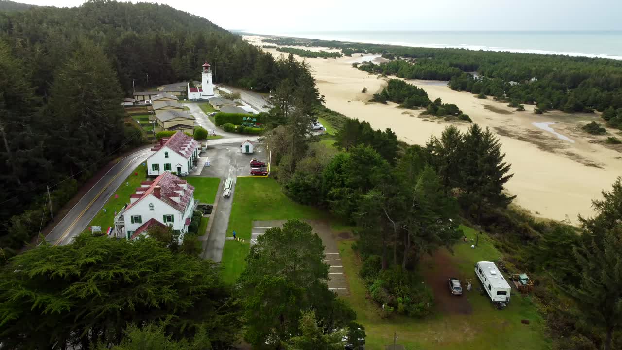 미국 리드스포트, 우프쿠아 강, 2024년 11월 24일 - 우프큐아 강 등대와 오리건 모래 언덕의 드론 뷰