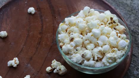 Palomitas-De-Maíz-En-Un-Recipiente-De-Vidrio-Con-Fondo-De-Madera