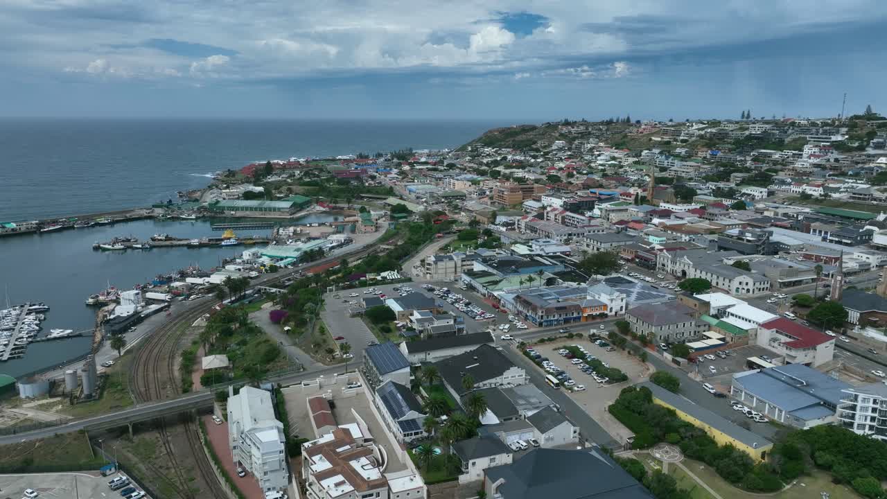 Vista aérea con paneo a la derecha de la Bahía de Mossel en Sudáfrica.