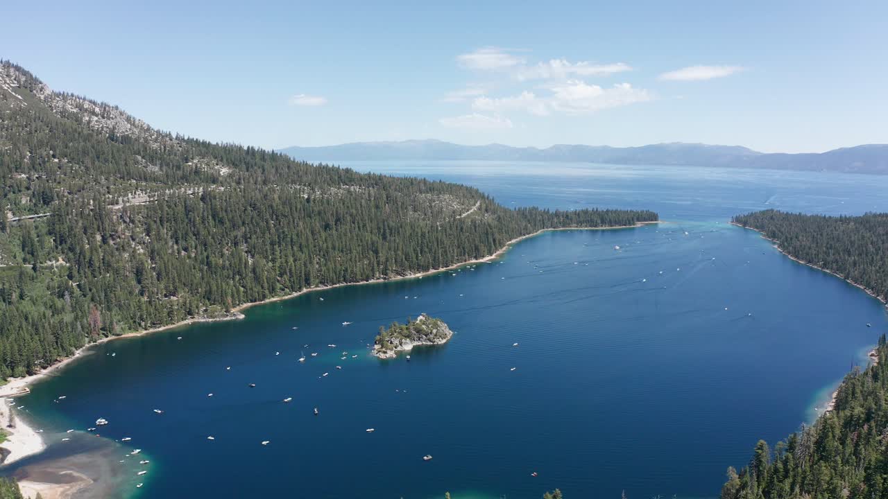 toma aérea panorámica amplia de emerald bay con tráfico de botes en el lago tahoe