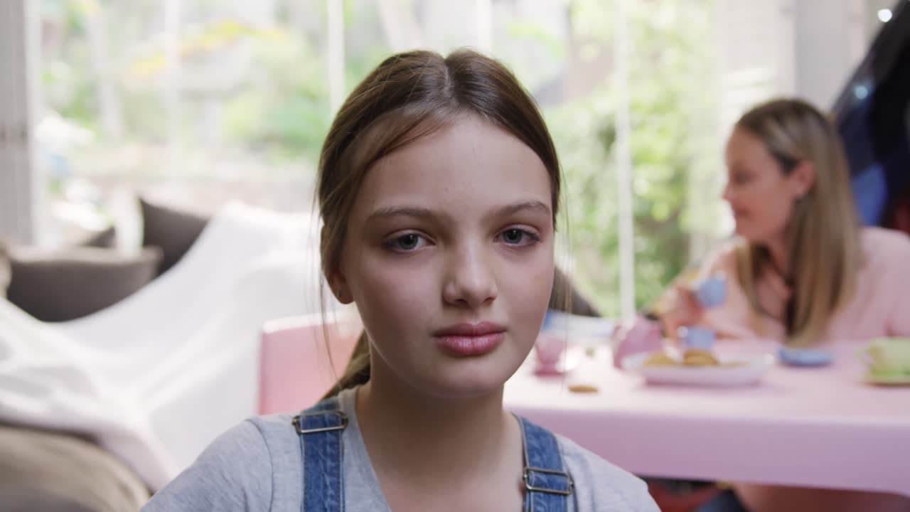 카메라를 보고 있는 초상화 소녀