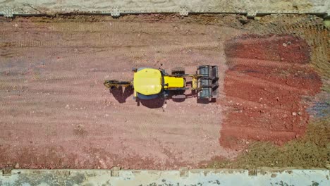 tomada de un tractor desde arriba por un avión no tripulado