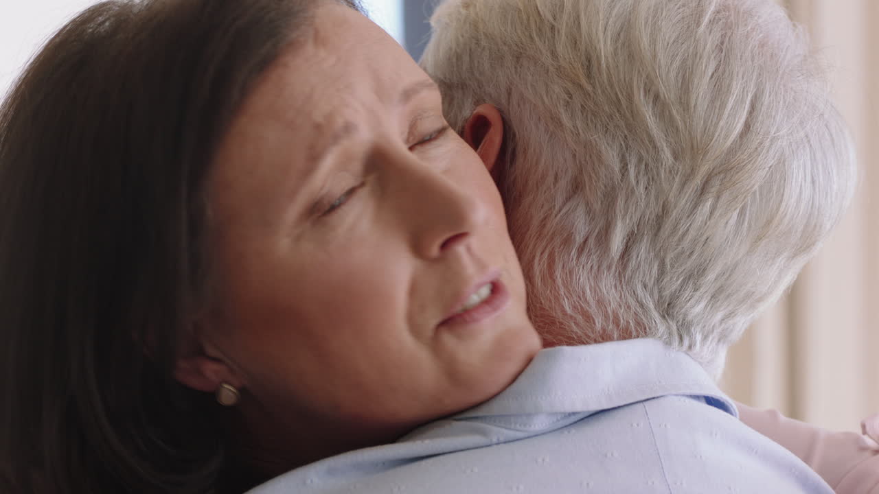 슬픈 여자가 남편을 안아주고 떠나는 감성적인 아내에게 나쁜 소식을 공유하는 부부는 스트레스를 받아들이는 은퇴 결혼 문제