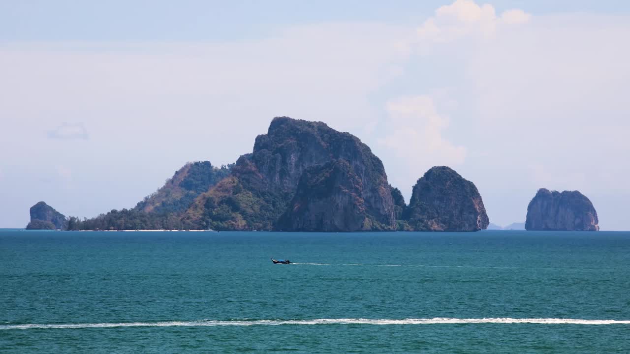 timelapse de barcos en ao nang, krabi con koh poda en el fondo en un día soleado en tailandia
