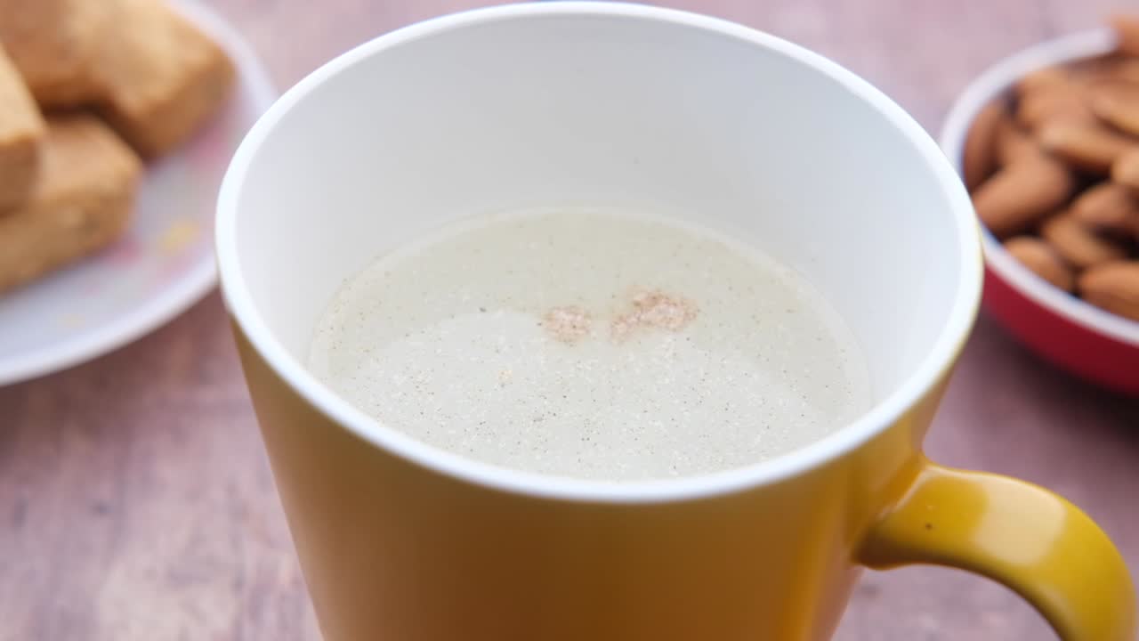 vertiendo polvo en una taza