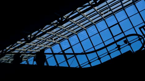 escena de la escalera mecánica del aeropuerto o del lugar público: silueta de personas en la escalera